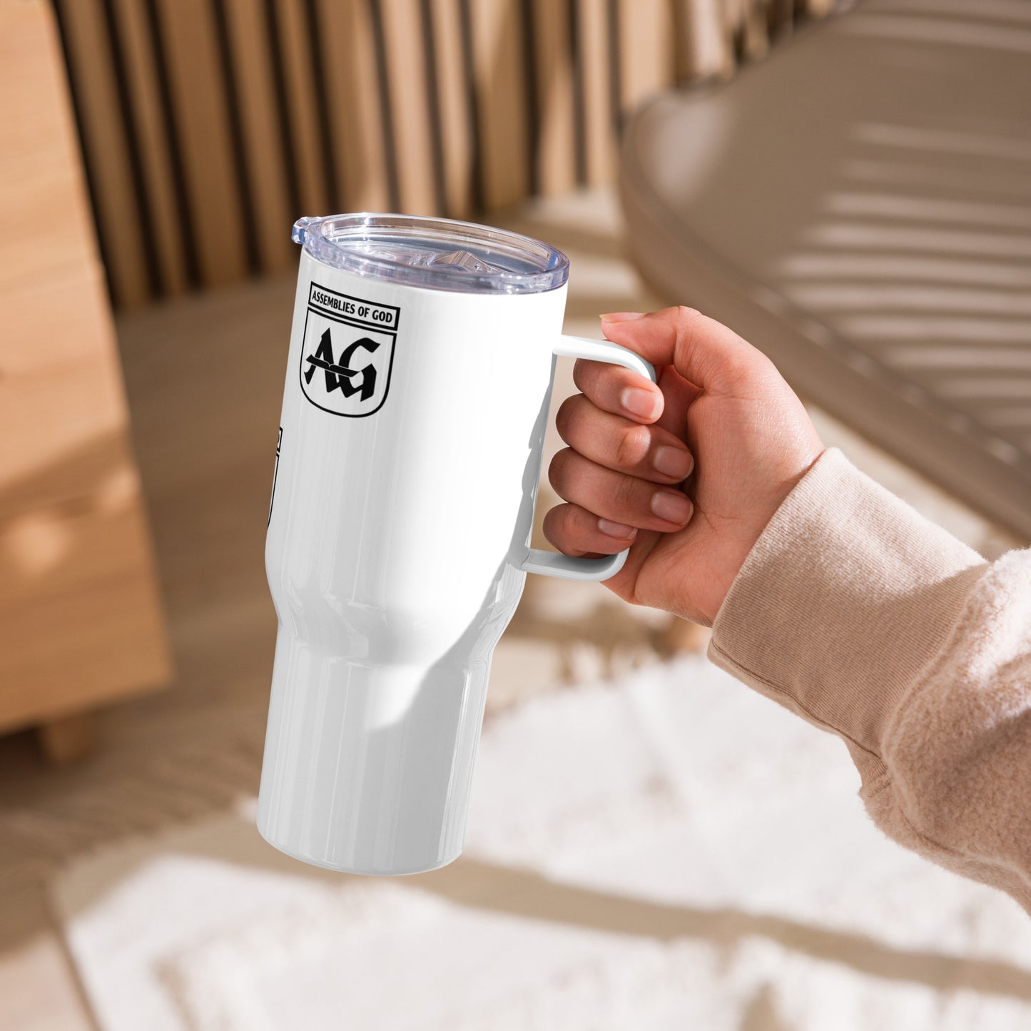 Travel mug with a handle